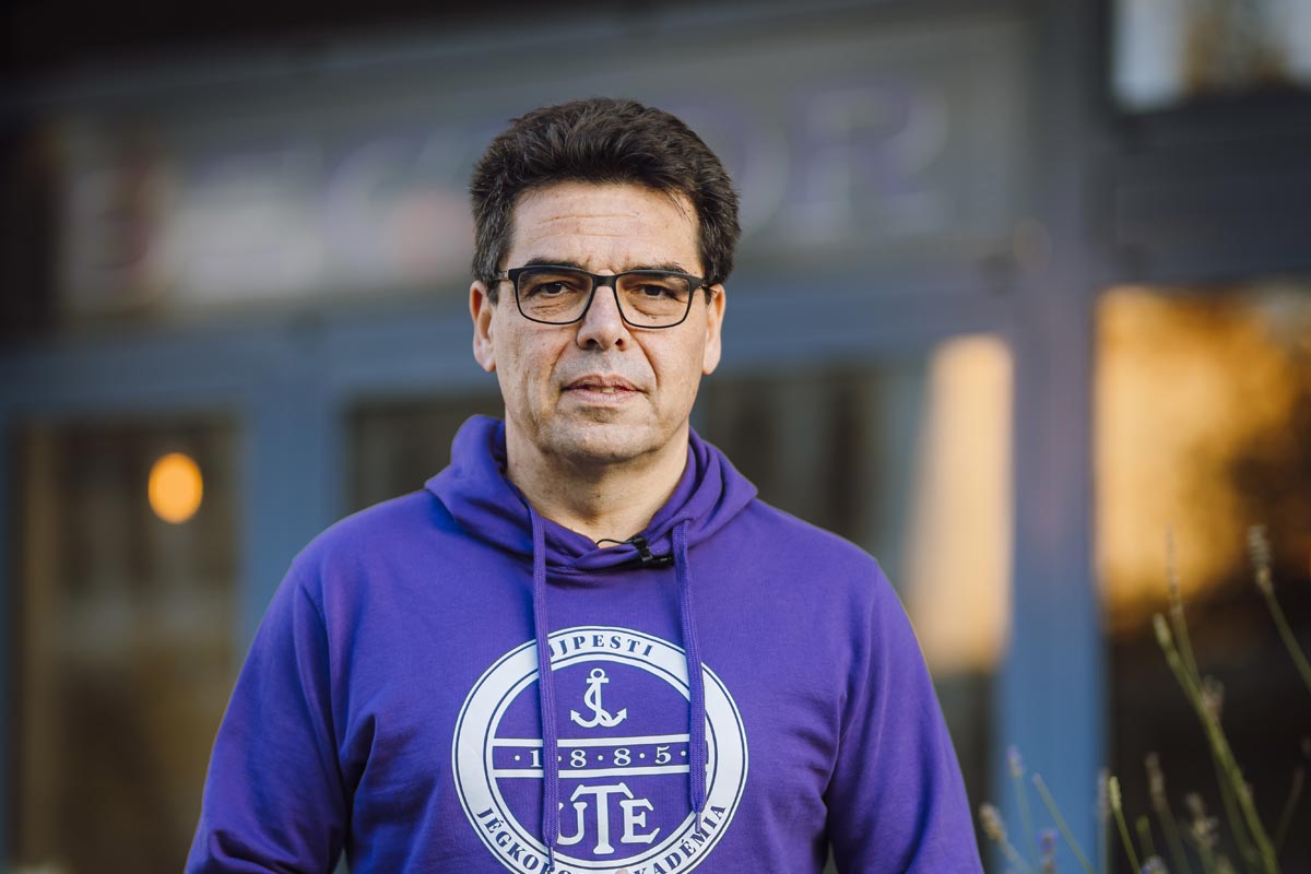 Sector Bisztró - Újpest, ahol szeretünk élni - lila-fehér szívek találkozóhelye, a Sector Bisztró