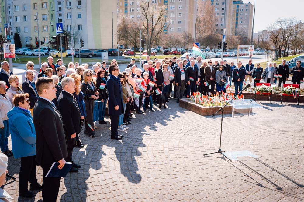 A rendezvény méltó módon idézte fel 1848 üzenetét: a szabadság, a bátorság és az összetartozás eszméjét. Az újpesti